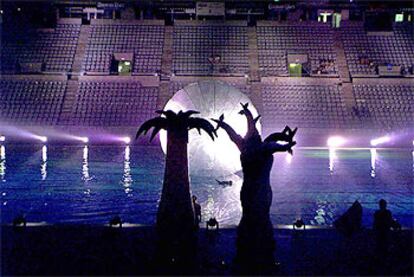 Un momento del ensayo de la ceremonia de inauguración de los Campeonatos del Mundo de natación, en el Palau Sant Jordi.