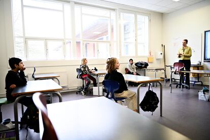 La primera ministra danesa, Mette Frederiksen, habla con estudiantes de un colegio de Copenhague el día de la reapertura de las escuelas, la semana pasada.