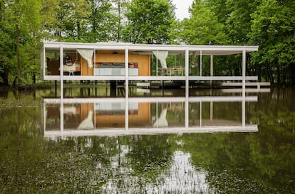 Mies van der Rohe’s gorgeous Farnsworth House first flooded in 1954, three years after completion – and it’s expensive to heat and cool.