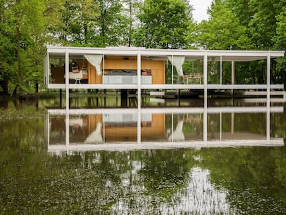 Mies van der Rohe’s gorgeous Farnsworth House first flooded in 1954, three years after completion – and it’s expensive to heat and cool.