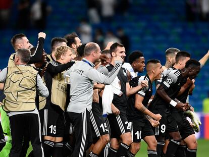 La celebración de los jugadores del Sheriff después de la victoria (1-2) en el Bernabéu.