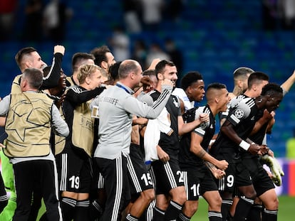 La celebración de los jugadores del Sheriff después de la victoria (1-2) en el Bernabéu.