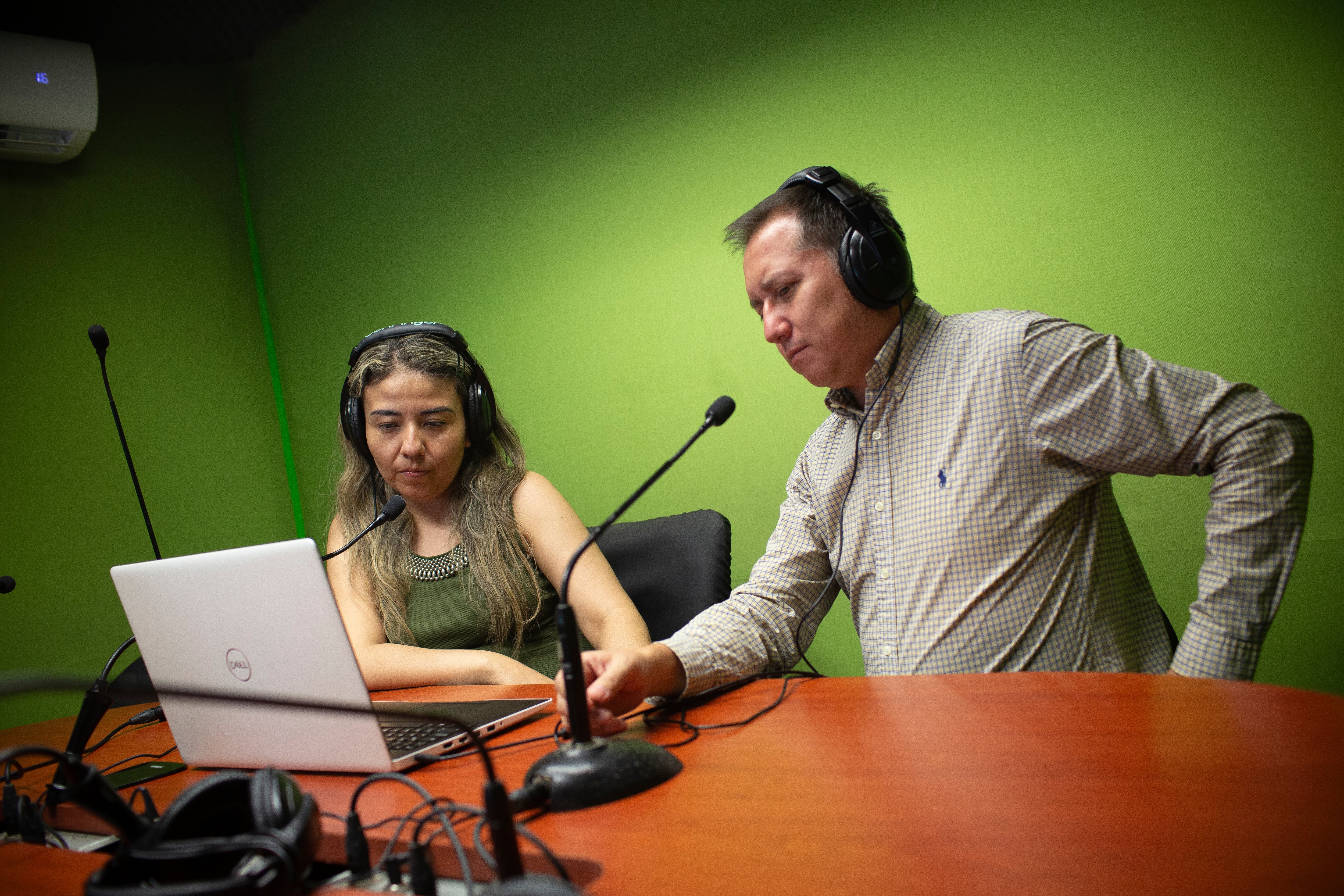 Dos periodistas de una estación de radio en Morelos, México, en 2023.