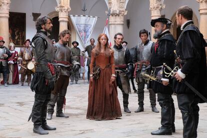 Eduardo Noriega (izquierda) y Elena Rivera en una secuencia grabada en el castillo de La Calahorra.