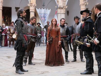 Eduardo Noriega (izquierda) y Elena Rivera en una secuencia grabada en el castillo de La Calahorra.