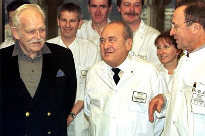 En los últimos años el Príncipe Raniero sufre diversos problemas de salud. Su corazón empezó a darle problemas en 1994 y cinco años después tuvo que volver a ser intervenido. El 2 de febrero de 2000 sufrió una extirpación parcial de pulmón, para controlar una formación de un tumor.