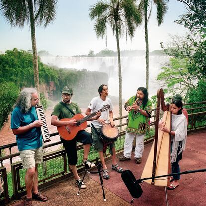 Parte de la orquesta Río Infinito ante las cataratas de Iguazú