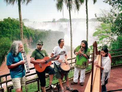 Parte de la orquesta Río Infinito ante las cataratas de Iguazú