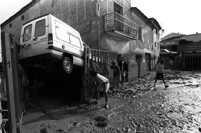 1995. Yebra: 10 muertos por la riada. El 9 de agosto de 1995, una fuerte tormenta provocó una riada que arrasó el municipio de Yebra (Guadalajara) causando la muerte de diez personas. La mayoría de los fallecidos perecieron en una nave en la que se habían resguardado al salir de un funeral y que acabó inundada. En la imagen, la calle principal de la localidad tras la tormenta. 