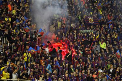 Una bengala arde en la zona donde estaban situados los aficionados del Barcelona durante la final de la Copa del Rey.