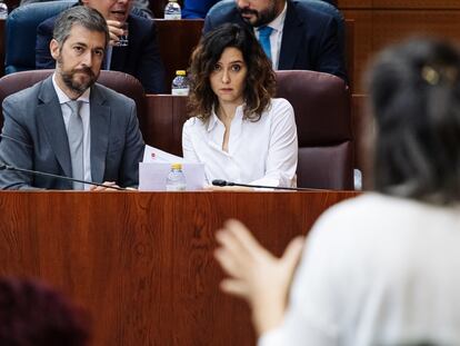 El consejero de Presidencia y portavoz del Gobierno de Madrid, Miguel Ángel García Martín, y la presidenta de la Comunidad, Isabel Díaz Ayuso, durante un pleno en la Asamblea.