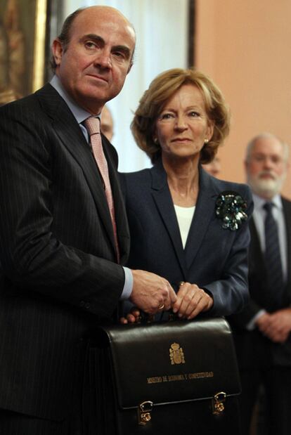 El ministro de Economía, Luis de Guindos, con Elena Salgado.