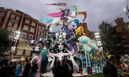 A pesar de las condiciones meteorológicas adversas, el viento y la lluvia que han obligado a primera hora de esta jornada a cancelar la recogida de premios grandes y la mascletà en la plaza del Ayuntamiento de Valencia, la ofrenda permanece en el calendario fallero teniendo en cuenta que las previsiones meteorológicas indican que "las precipitaciones amainarán hacia la tarde". En la imagen, una falla durante las fiestas de 2022.