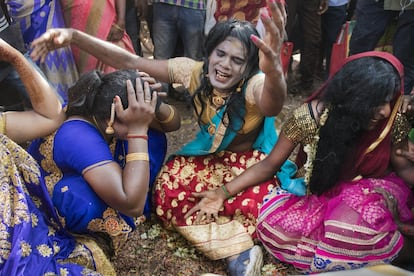 Siguiendo el ritual de la desposesión, las hijras se quitan las joyas y las flores que han usado durante la ceremonia del enlace matrimonial y participan en una dramatización en grupos familiares de <i>cheelas</i>.