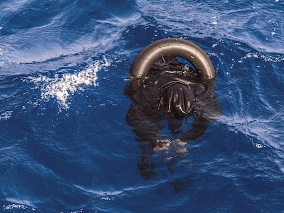 El cuerpo sin vida de un inmigrante flota en el Mediterráneo tras un naufragio el pasado mes de abril frente a las costas de Libia.