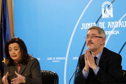 Mar Moreno, consejera de Presidencia, junto al titular de Economía, Antonio Ávila.