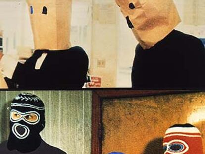 'Dos figuras y dos figuras (con la cara tapada)' (1990), de John Baldessari.