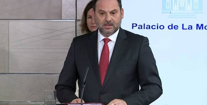 Imagen de televisión del ministro de Transportes, José Luis Ábalos, durante la rueda de prensa sobre el coronavirus ofrecida este domingo desde el Palacio de La Moncloa, en Madrid. 