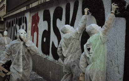 Pintada en Bilbao por la amnistía de los presos vascos.