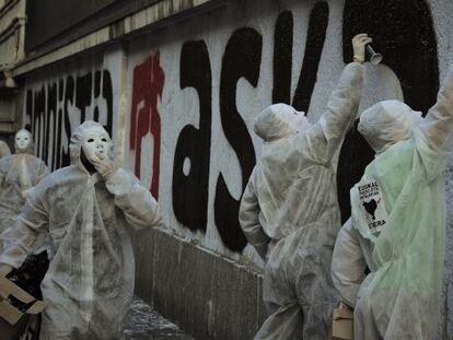 Pintada en Bilbao por la amnistía de los presos vascos.