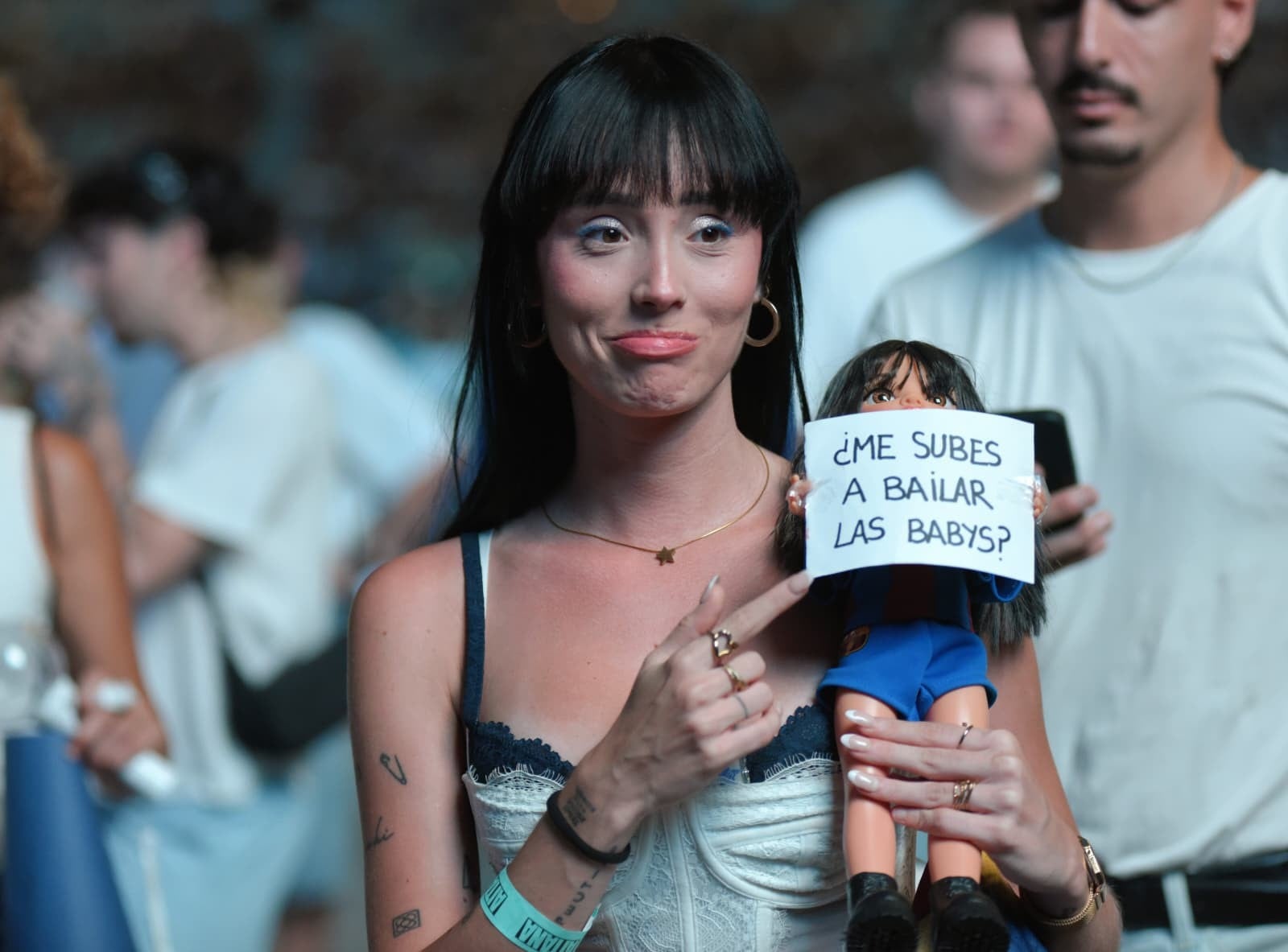 Los fans de Aitana que llevan tres días acampados en Barcelona: “Solo queremos que nos mire un segundo”