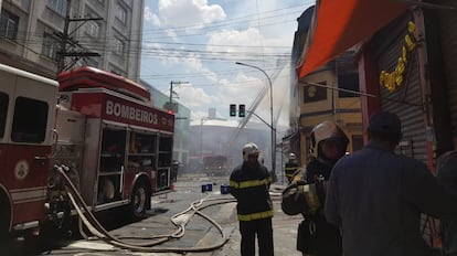 As lojas do entorno foram fechadas para o trabalho dos bombeiros
