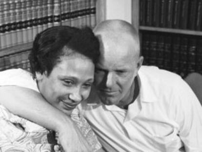 Mildred y Richard Loving, tras fallar el Supremo a su favor, en 1967.
