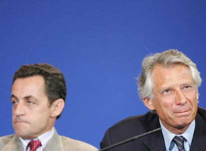 Nicolas Sarkozy (izquierda) y Dominique de Villepin en octubre de 2005, entonces ministro del Interior y primer ministro, respectivamente.