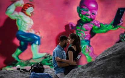 Una pareja, ante un mural en el barrio artístico de Wynwood.