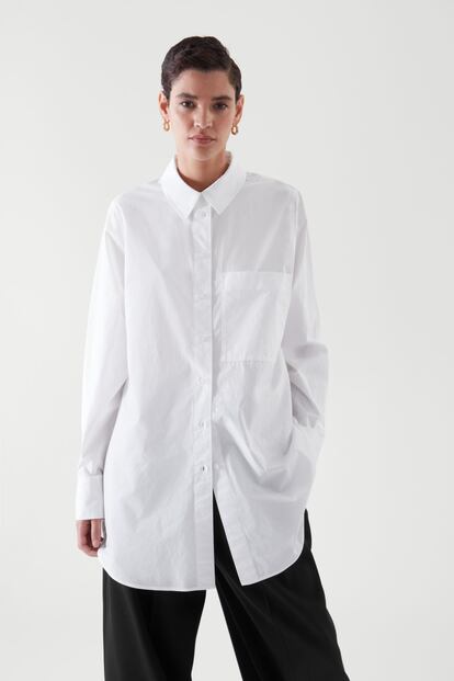 Si todavía no tienes una camisa blanca clásica de estilo masculino en tu armario, no esperes a la temporada y hazte ya con una. Esta es de COS y tiene un precio de 69€.