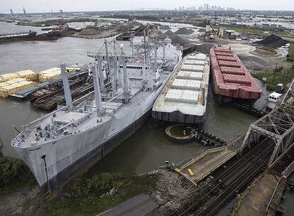 Barcos encallados por efecto del Gustav, en el Canal Industrial de Nueva Orleans.