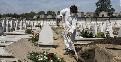 Un trabajador del Cementerio Monumental de Turín. 
 