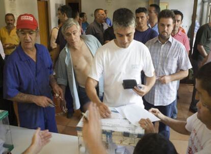 Un trabajador de Delphi vota el acuedo alcanzado entre la empresa, el comité y la Junta de Andalucía.