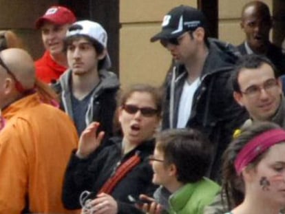 Los hermanos Tsarnaev (Dzhokhar, con gorra blanca, y Tamerlan, a su derecha, con gafas de sol), sospechosos del atentado de Boston.