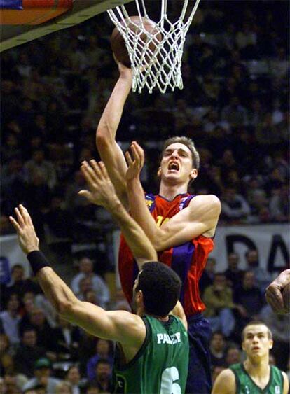 Gasol machaca ante Palmer en el partido de baloncesto entre F.C. Barcelona y Joventut de Badalona en un encuentro de la Liga ACB de la temporada 2000/2001. En el club azulgrana empezaría su carrera meteórica hacia la NBA