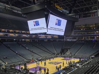 Vista del Chesapeake Energy Arena, estadio de los Oklahoma City Thunder, con el anuncio en los videomarcadores de la suspensión del partido ante los Utah Jazz. 