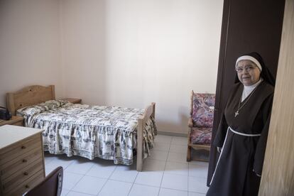Teresa Caballero, la abadesa, muestra una de las habitaciones del convento.