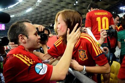 Andr&eacute;s Iniesta y Ana Ortiz, tras la victoria de Espa&ntilde;a en la Eurocopa.