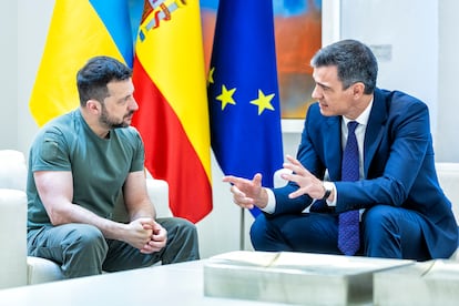 El presidente de Ucrania, Volodímir Zelenski, mantiene una reunión con el presidente del Gobierno, Pedro Sánchez, este lunes en el palacio de La Moncloa.