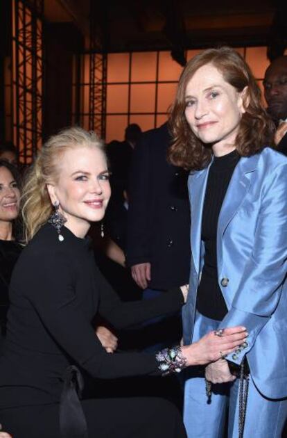 Las actrices Nicole Kidman e Isabelle Huppert (ambas nominadas al Oscar), en el desfile de Armani Orivé del pasado martes.