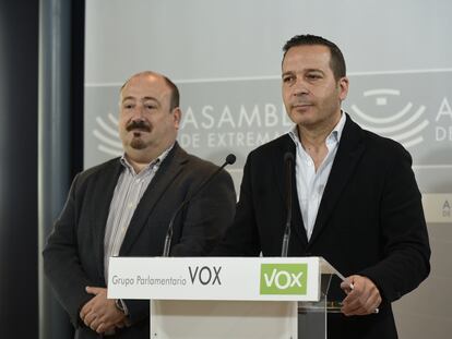 El portavoz de Vox en la Asamblea de Extremadura, Óscar Fernández Calle, a la derecha, la semana pasada.