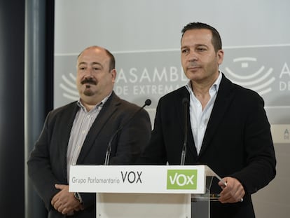 El portavoz de Vox en la Asamblea de Extremadura, Óscar Fernández Calle, a la derecha, la semana pasada.