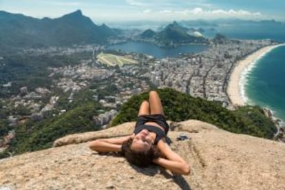 Vistas desde el morro de Dois Irmaos, en Río de Janeiro, con la playa de Ipanema al fondo.