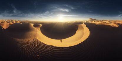 Esta imagen fue tomada en el desierto del Sáhara, un inmenso mar de dunas, como estas de la imagen que adquieren una tonalidad dorada por efecto de los rayos del sol al atardecer.