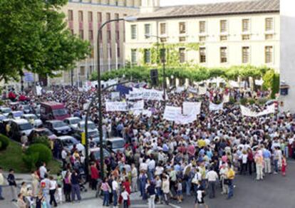 Manifestación, ayer, ante la sede del Gobierno de Aragón en Zaragoza contra el pago a los centros privados.