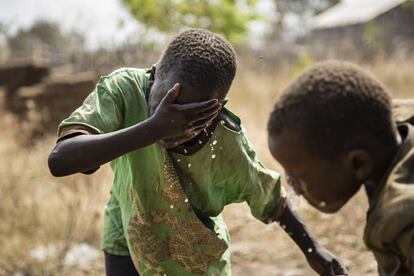 Los menores de 15 años que viven en países afectados por conflictos prolongados tienen de media casi tres veces más probabilidades de morir como consecuencia de enfermedades diarreicas causadas por la falta de agua potable, saneamiento e higiene que por la violencia directa. La denuncia llega desde un nuevo informe de Unicef, publicado este viernes con ocasión del Día Mundial del Agua. ‘Agua bajo el fuego’ analiza las tasas de mortalidad en 16 países de todo el mundo. 