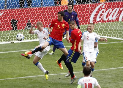 David Limbersky y Sergio Ramos durante una un tiro a puerta.