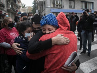 Claudia con su familia, tras conocer la suspensión del desahucio.