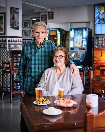 Pepe Martínez y Esperanza Fernández, en su local. Sobre la mesa, gambas, aceitunas y ensaladilla.