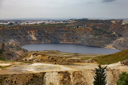 Corta de la mina de Aznalcllar, al fondo la localidad sevillana. FOTO: PACO PUENTES (EL PA?S)